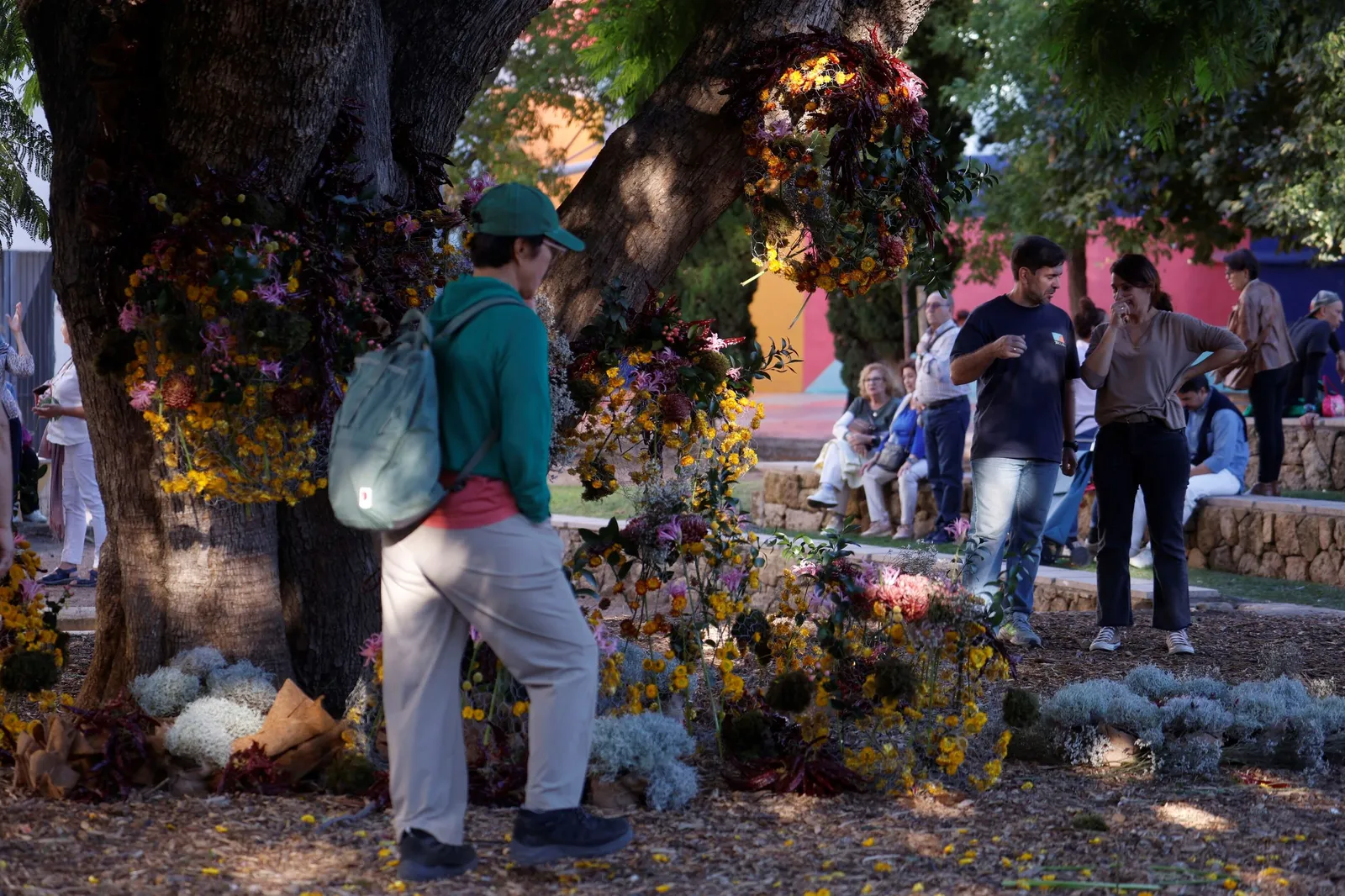 Intervención floral colectiva de Guerrilla FLORA 2026 en los Jardines del Huerto de Orive, Córdoba